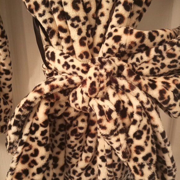 NWT Victoria's Secret Plush Cozy Robe, Shawl Collar, Tie Waist, Pockets - Picture 10 of 16